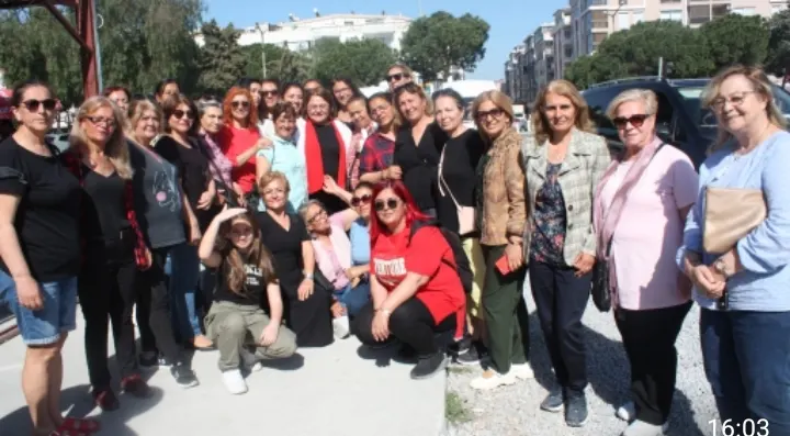 KADIN İSTERSE ‘’ ZAFERİ KADINLAR DOĞURUR’’  DİDİME KIRMIZI ÇOK YAKIŞTI