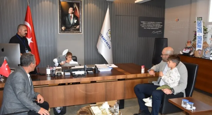 GERMENCİK  BELEDİYE  BAŞKANLIĞI KOLTUĞUNA ÇOCUKLAR  OTURDU