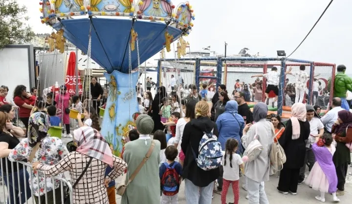 23 NİSAN KUTLAMALARINDA ÇOCUKLARIN GÖZDESİ LUNAPARK OYUNCAKLARI OLDU