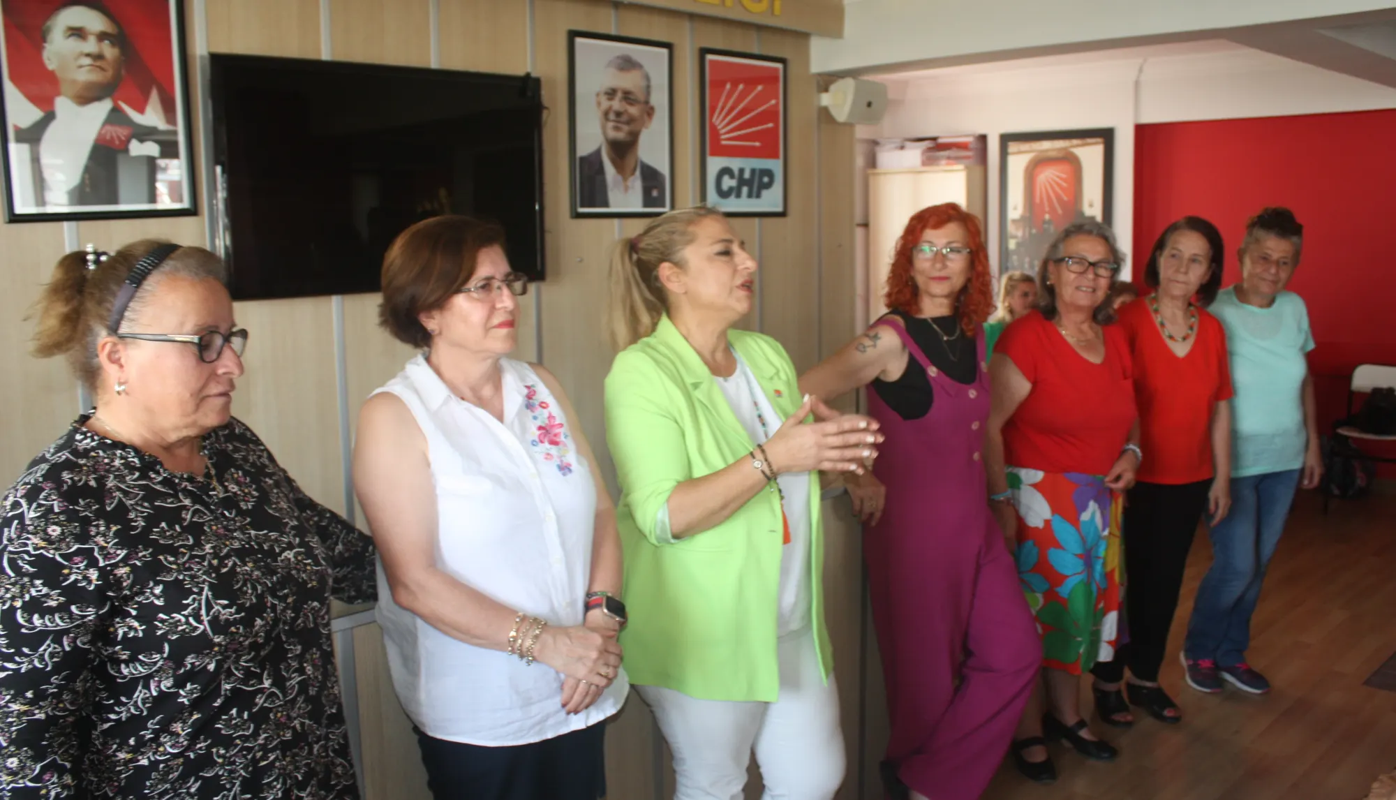 CHP KADIN KOLLARI KONGRESİNE  GİDERKEN