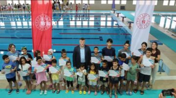 ADÜ YÜZME HAVUZU İLK MEYVELERİNİ VERDİ: MİNİK SPORCULAR SERTİFİKALARINI ALDI