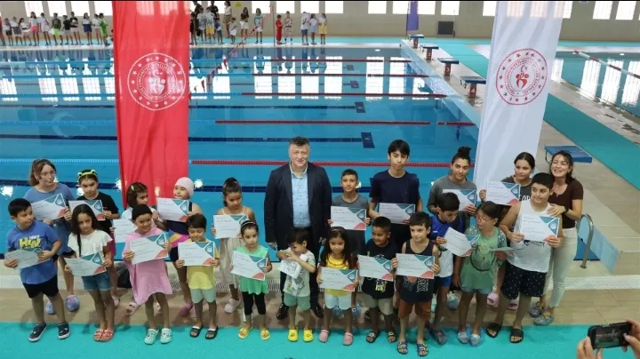 ADÜ YÜZME HAVUZU İLK MEYVELERİNİ VERDİ: MİNİK SPORCULAR SERTİFİKALARINI ALDI