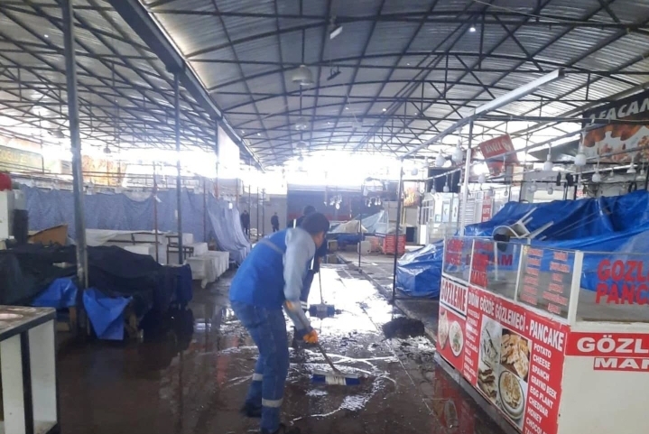 MAVİŞEHİR HALK PAZARI’NDA TEMİZLİK ÇALIŞMASI YAPILDI