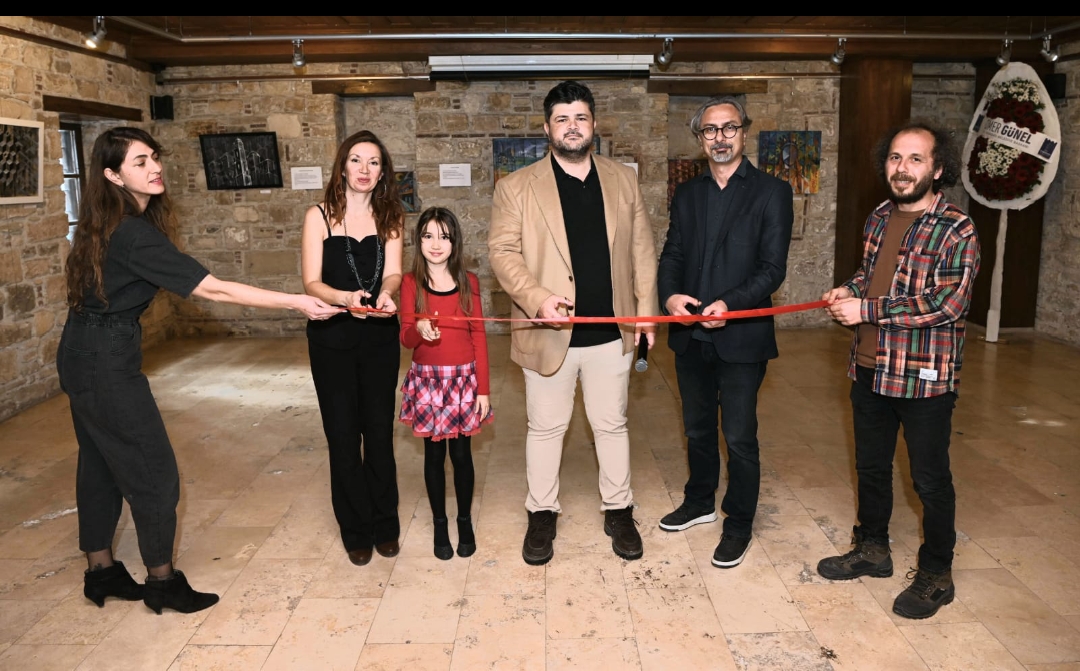 ‘KÜBİK EVLER VARLIĞIN FARKLI YÖNLERİ’ İSİMLİ RESİM SERGİSİ İBRAMAKİ’DE AÇILDI