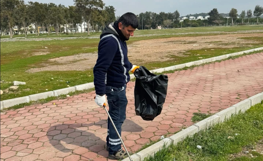 MAVİŞEHİR SAHİLİ’NDE DETAYLI TEMİZLİK ÇALIŞMASI YAPILDI