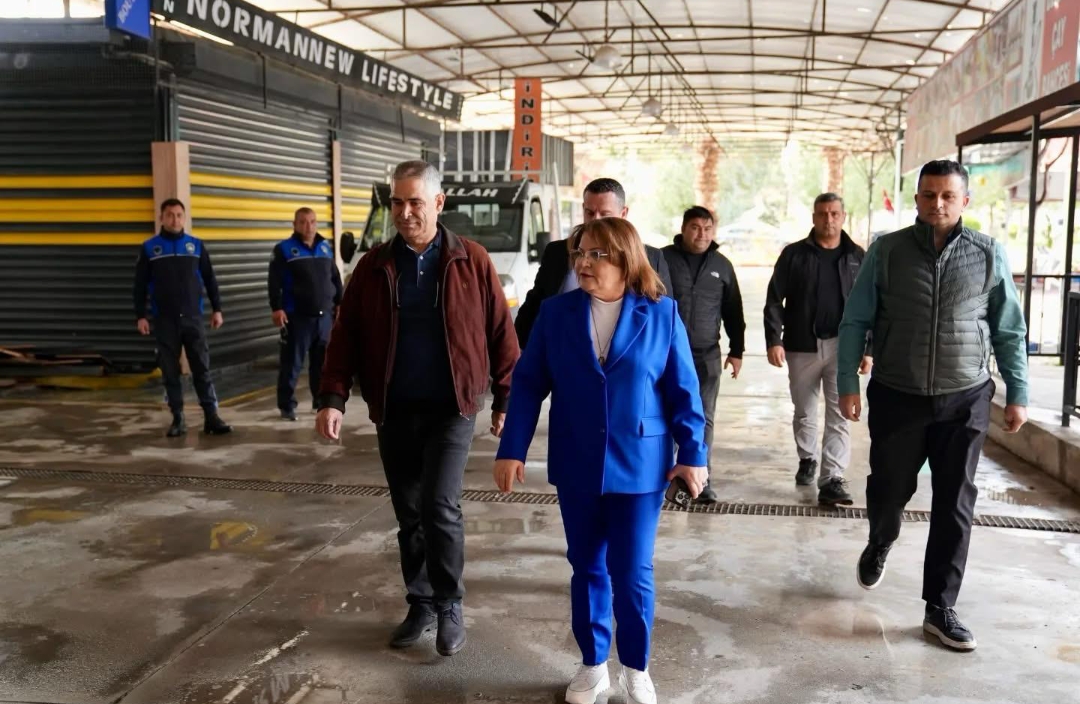 BAŞKAN GENÇAY, MAVİŞEHİR HALK PAZARI’NDAKİ TEMİZLİK ÇALIŞMALARINI YERİNDE DENETLEDİ