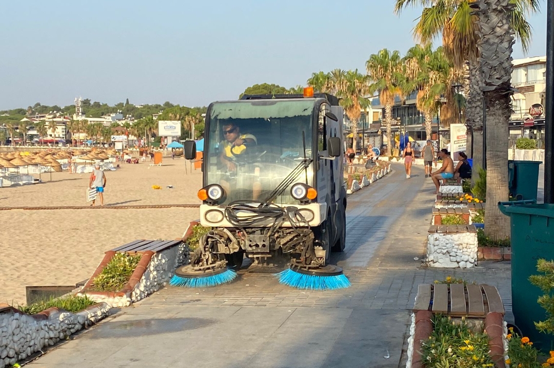 DİDİM BELEDİYESİ YAZ SEZONUNDA SAHİL TEMİZLİĞİNİ ARALIKSIZ SÜRDÜRÜYOR