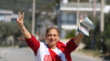 KAPI KAPI GEZEN CUMHURİYET HALK PARTİLİ KADINLARIN EMEĞİNİ HEBA ETTİRMEYİZ