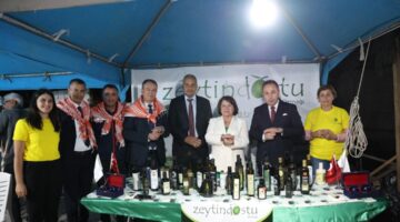 ZEYTİN FESTİVALİ RENKLİ GÖRÜNTÜLERLE SONA ERDİ