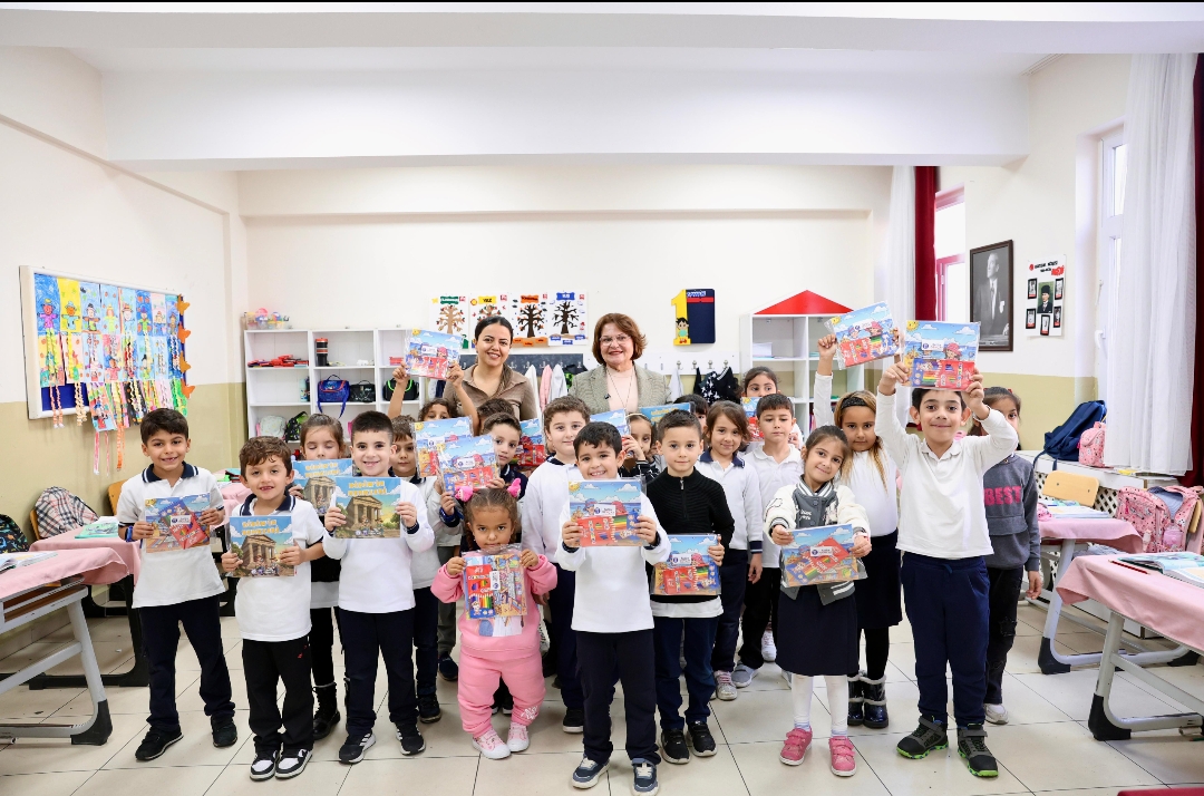 MİNİKLER BOYAMA KİTABINA KAVUŞTU