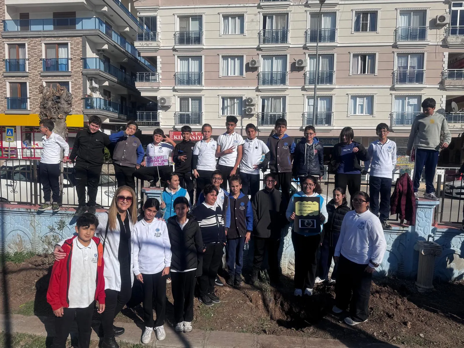 EFELER ORTA OKULU “İLK DERS YEŞİL VATAN” MESAJI VERDİ