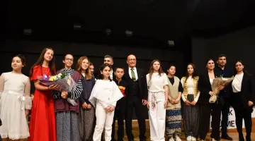 Gazi Ortaokulu Doruk İçin Sahnede!