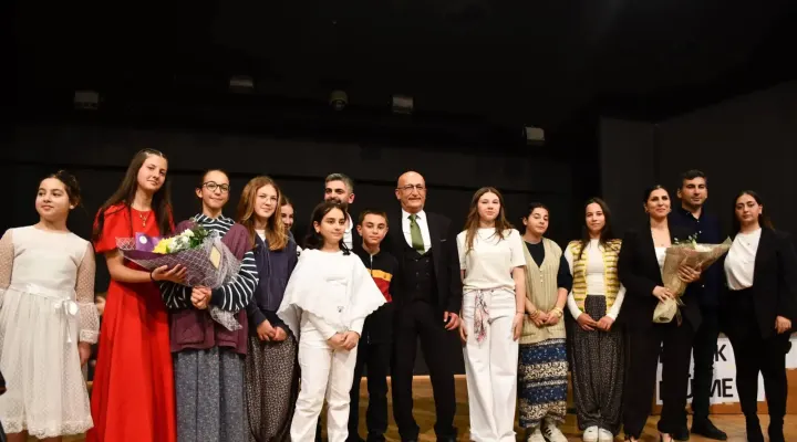 Gazi Ortaokulu Doruk İçin Sahnede!