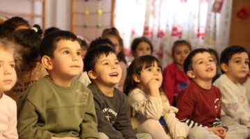 DİDİM BELEDİYESİ MİNİKLERİ HACİVAT VE KARAGÖZ İLE BULUŞTURDU