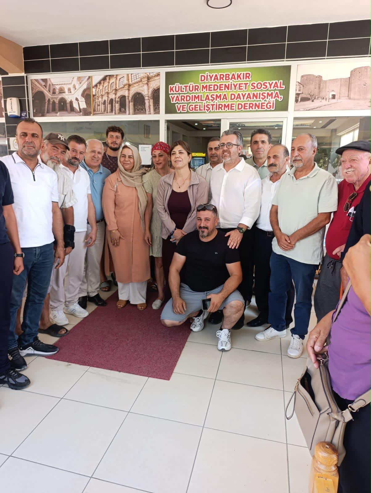 Meral Danış Beştaş’tan Diyarbakırlılar Derneği’ne Ziyaret: “Çözüm Süreci Toplumsal Bir Sorumluluktur”