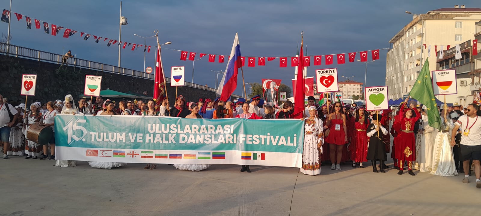 Rize ve Artvin’de Kültürler Buluştu: 15. Uluslararası Halk Dansları ve Tulum Festivali Coşkusu