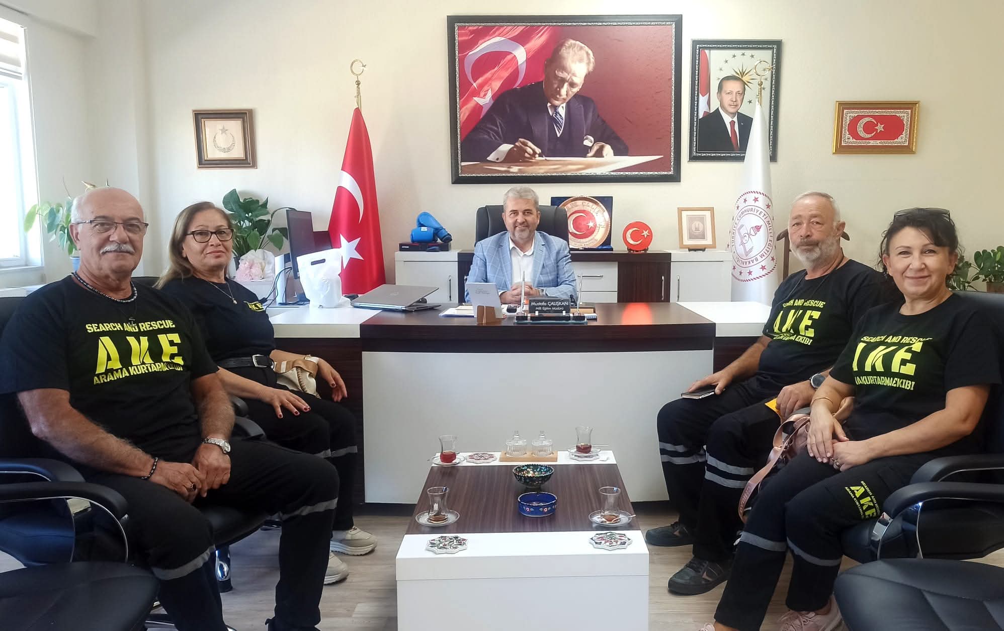 Didim Arama Kurtarma (AKE) ekibi, kurumsal ilişkileri güçlendirmek ve olası afet/acil durum ortak çalışmaları üzerine görüşmek üzere Didim İlçe Milli Eğitim Müdürü Mustafa Çalışkan’ı Makamında Ziyaret Etti