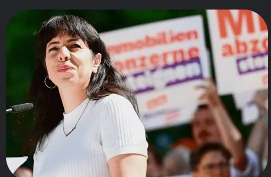 ALMANYA SİYASETİNDE DEPREM: ELİF ERALPLİ SOL PARTİ BERLİN’DE SANDIĞI PATLATTI