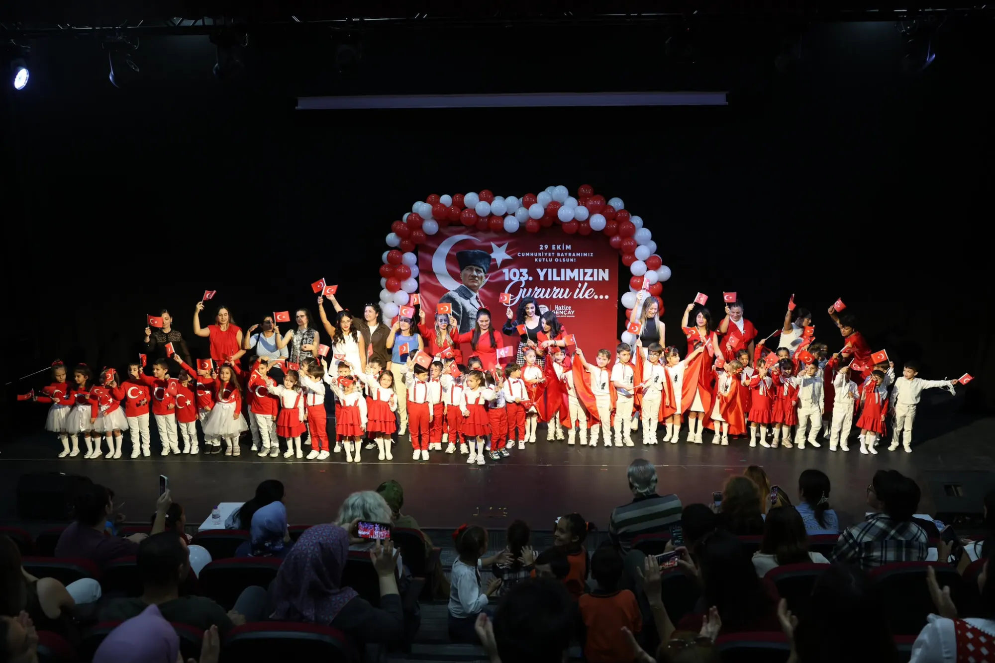 DİDİM BELEDİYESİNDEN MİNİKLERLE CUMHURİYET BAYRAMI KUTLAMASI